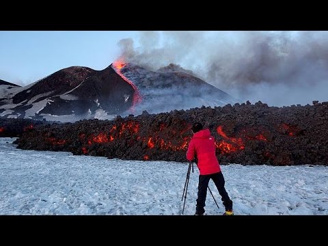 Etna Yanardağı lav püskürttü: 10 kişi yaralandı