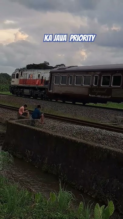 Kereta api java priority relasi gambir - yogyakarta. - YouTube