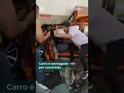 Carro de luxo é esmagado por caminhão | #shorts