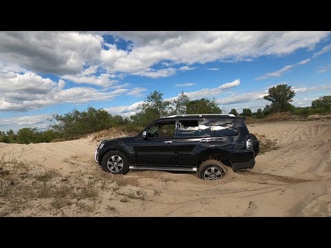 Два Mitsubishi pajero 4 по песку на стравленых колесах.