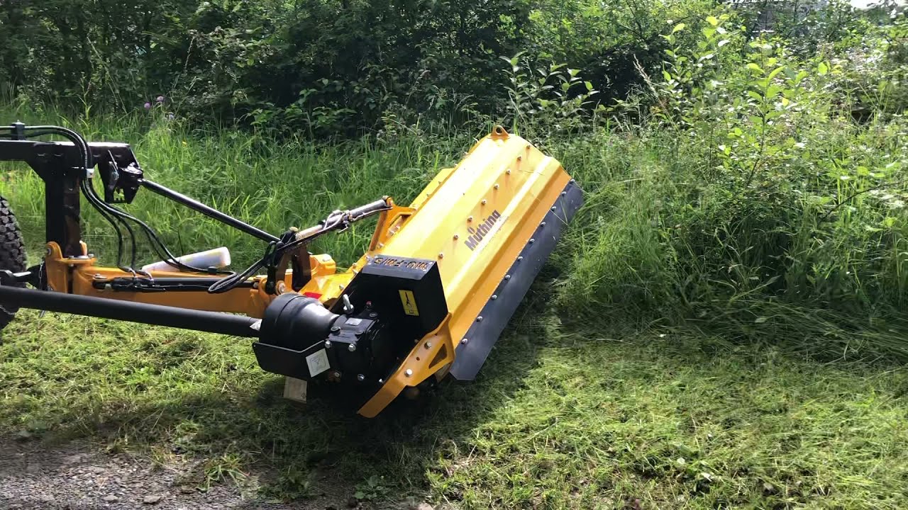 Kubota B2261 im Einsatz mit Müthing MU FM/S140 Seitenmulcher