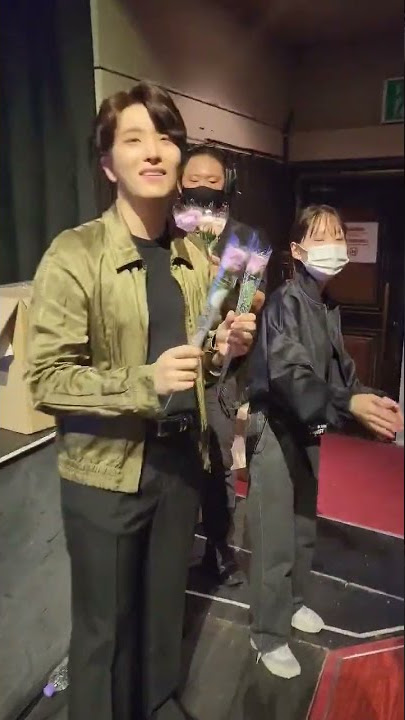GOT7 Youngjae giving out roses for the fans who attend his birthday party 💚 #youngjae #got7 #shorts
