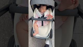 발하나 턱 걸치고💕 더위를 즐기며 산책하는 아기😂 편안하고만😁 #shorts #아기 #귀여워 #baby