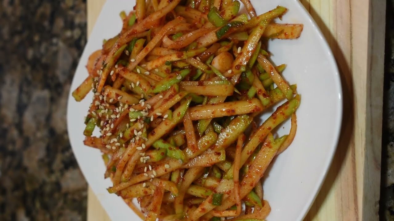 How to make hot and spicy chayote salad. 