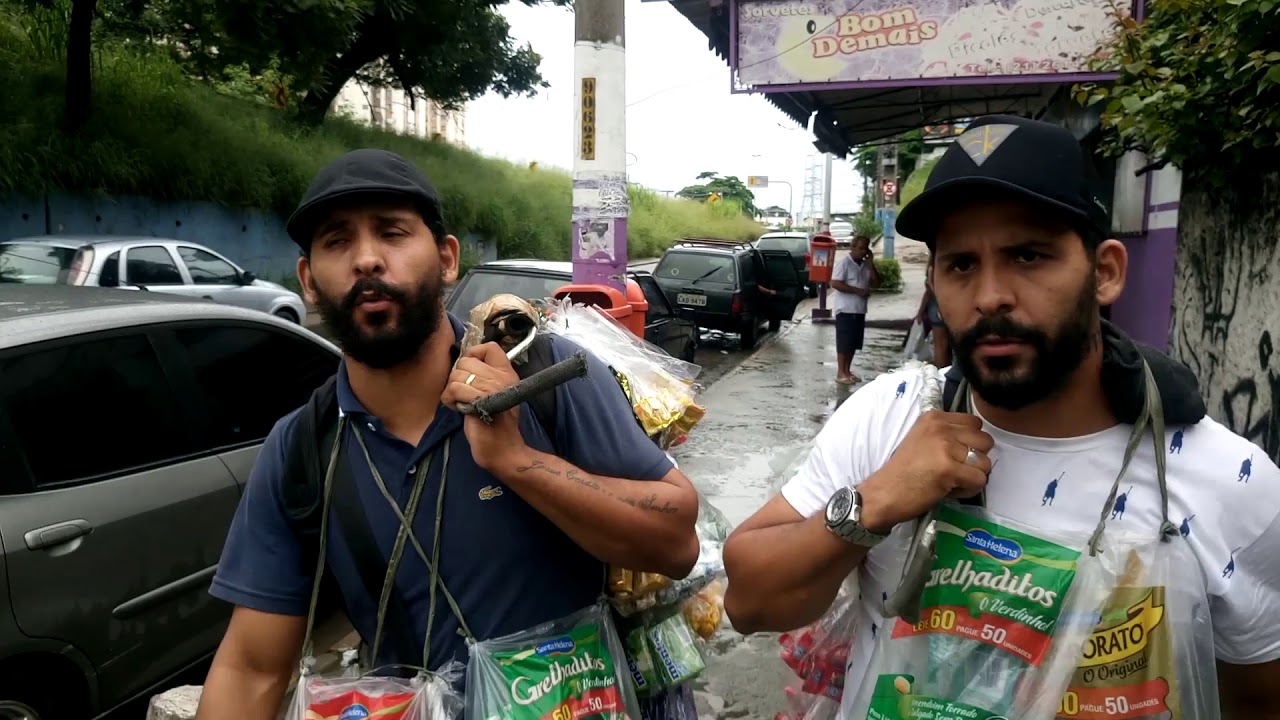 Cantores gospel vendem bala no sinal para sobreviver