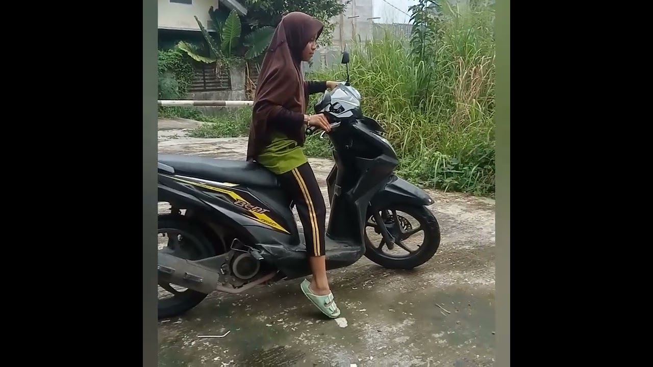 KATRINA belajar mengendarai SEPEDA MOTOR Honda Beat (Jumat, 17/02/23)