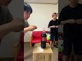 【メントスコーラ】シェアハウスでコーラにメントスを投げ入れたら大変なことに。。#Shorts　【メントスコーラ やり方】