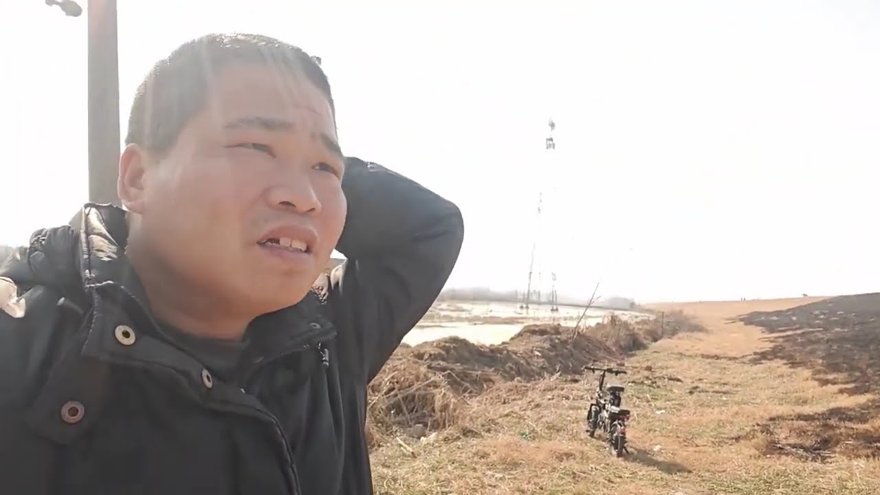 农村40岁小伙返乡过年，没有老婆没有工作，一个人到处溜达