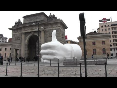 Un grande like in centro a Milano: una scultura social misteriosa