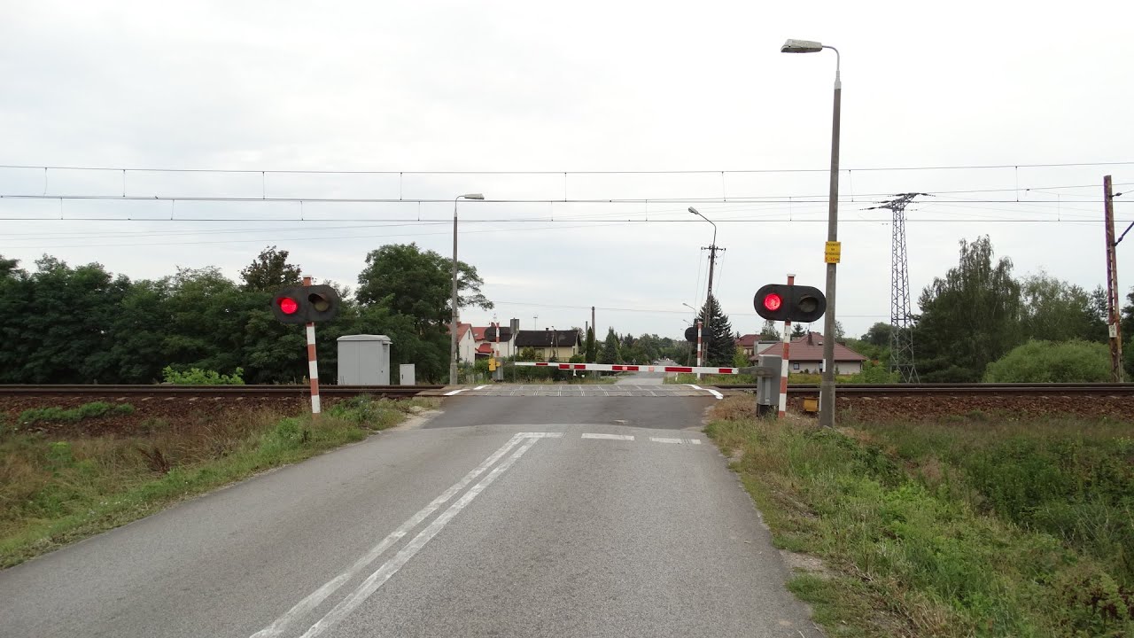 Pociągi na trzech przejazdach kolejowych w Sochaczewie