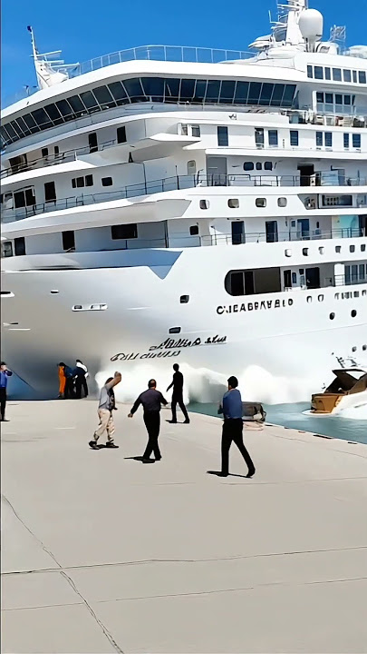 Kapal Pesiar Gagal Bermanuver di Dekat Dermaga!