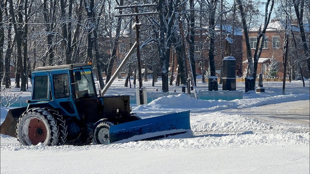 Трактор МТЗ-80 чистить дороги від снігу по селу. Зима дивує. Саморобний відвал для снігу