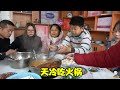 小六公司開啟打火鍋模式，小伙伴邊吃飯邊吃火鍋，天氣冷暖暖身子