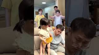 funny dad is putting pants on the baby.😂😂💓💗재미있는 아빠가 아기에게 바지를 입혀요