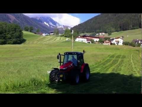 Massey Ferguson MF 5440 mit Kuhn Heckmähwerk