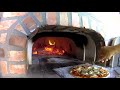Zo bak je een pizza in een houtoven met vuur