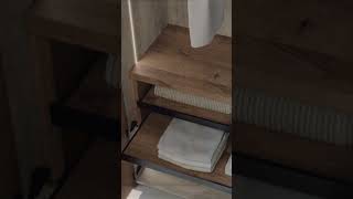 Armario de 4 puertas con apertura batiente, y una distribución interior llena de accesorios.