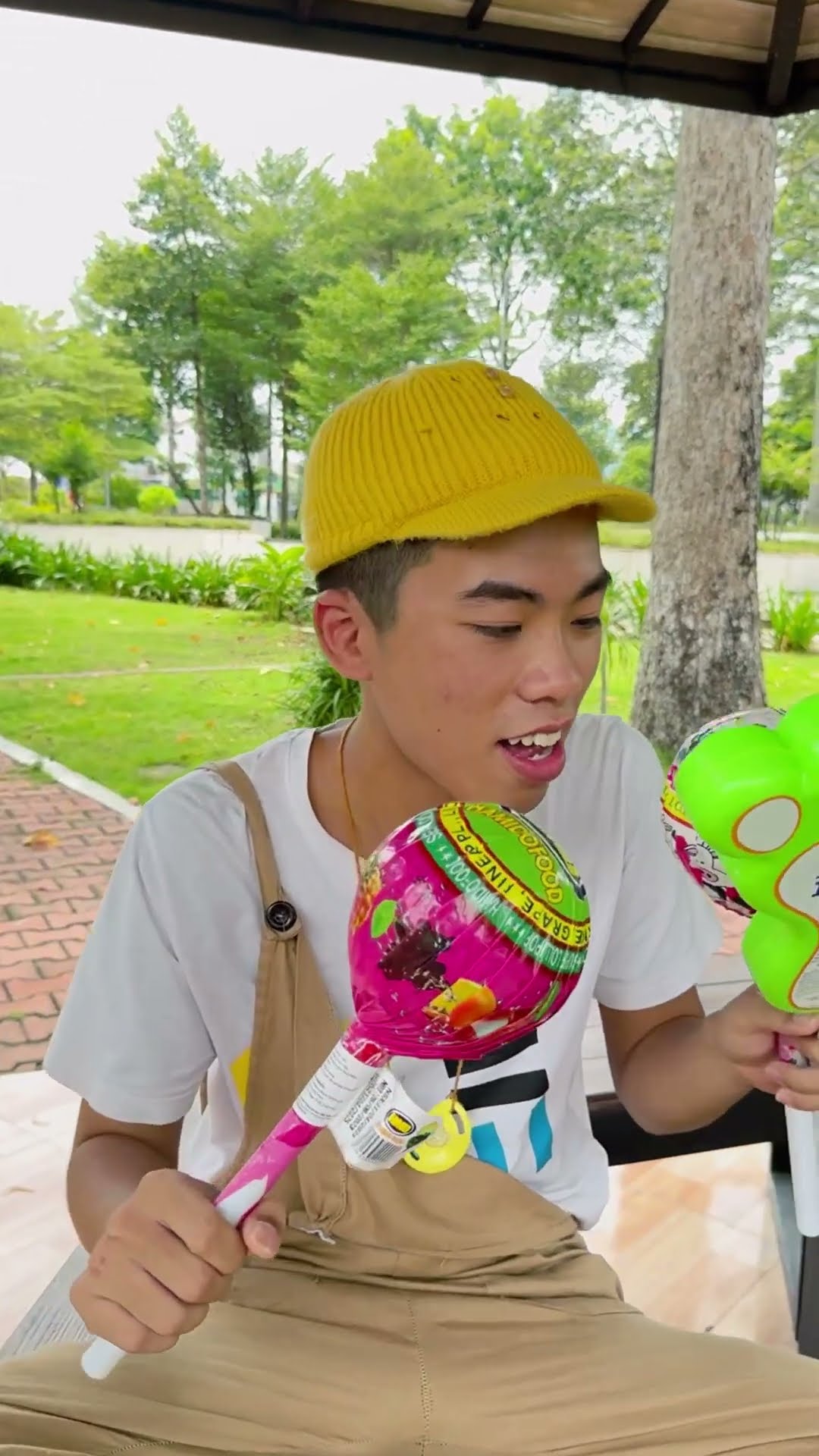 LNS - Cậu bé tội nghiệp và cây kẹo ngọt || Candy vs poor beggar #shorts