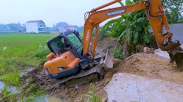 Cách Lái Máy Xúc Bánh Xích DOOSAN Lên Bờ Cao Và Cái Kết | operator excavators | TB Anh vllogs