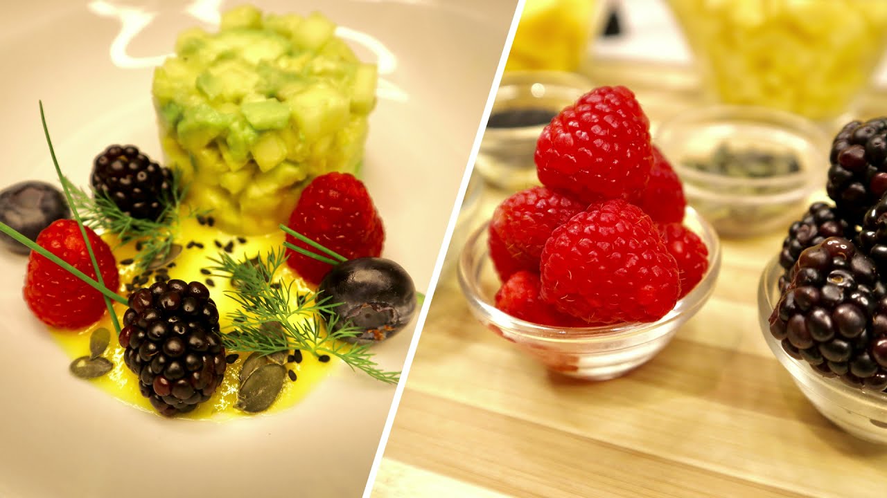 سلطة الأفوكا و الأناناس بالفواكه الحمراء صلصة المانجو