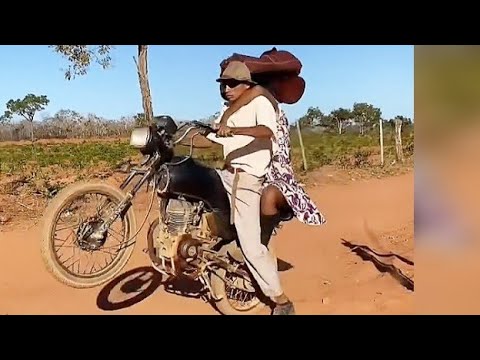 Agito total do velhinho da moto e jaquetinha de couro