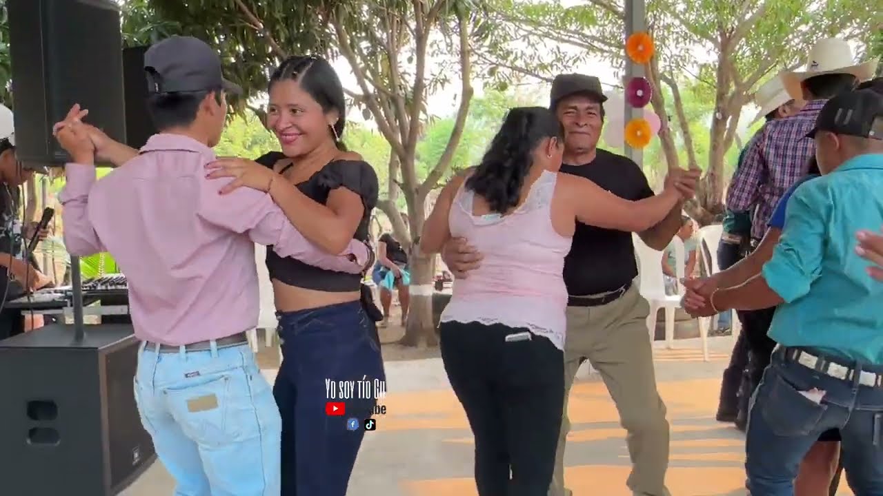 Aquí no importa el calor si el momento feliz que pasan las parejas bailando #baileschingones