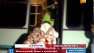 Анамен лас жыныстық қатынас Миссионерлік позицияда көрпе астындағы секс