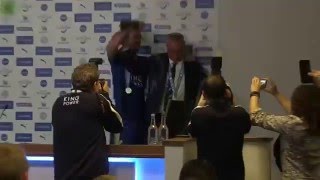 Leicester City Coach krijgt een douche