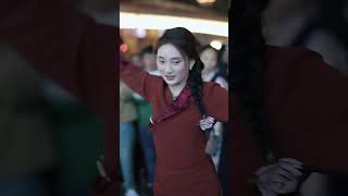 Тибетская девушка невинна, самая милая и хорошо поет и танцует.  Красивый тибетский кло