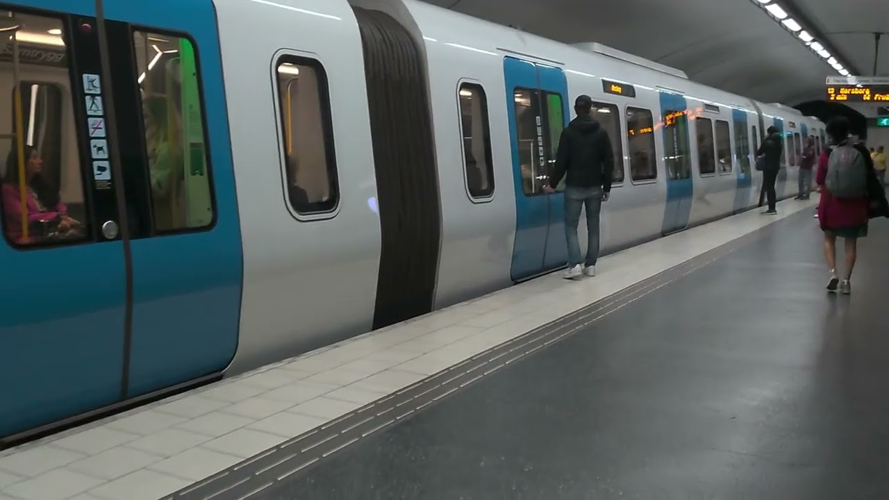 Sweden, Stockholm, Hornstull - boarding subway train