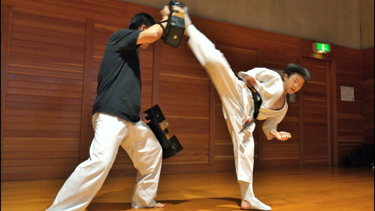 ハイキック複合技 空手アクション High Kick Boy Challenges Karate Action Youtube