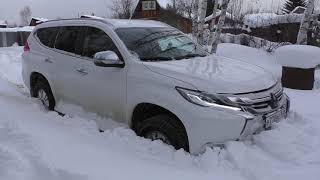 Mitsubishi Pajero Sport  -  В глубоком снегу или без лопаты никуда.