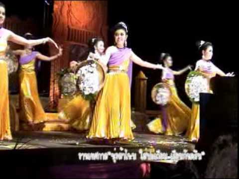 การแสดงหัตถศิลป์ถิ่นผ้าไหมประเกือมสุรินทร์ (งานเทศกาลเขวาสินรินทร์) 3/4