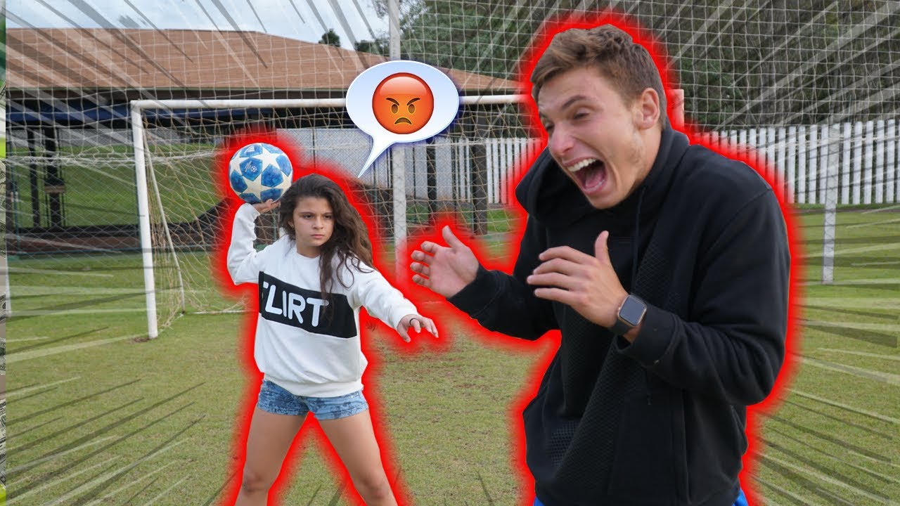 IRRITEI MINHA IRMÃ JOGANDO FUTEBOL!