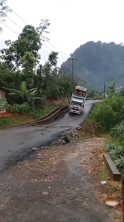 Ngerii!!! Kalau gak kuat jangan liat aksi sopir skill dewa di jalanan jalur garut jabar