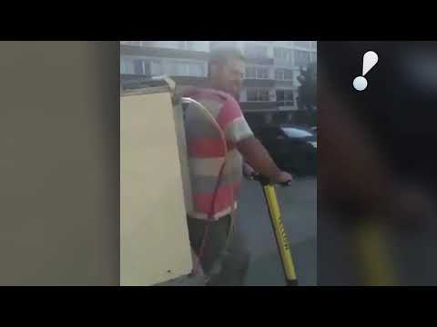 Homem é flagrado transportando fogão em patinete elétrico em Copacabana, no Rio