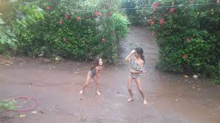 Eu E Minha Irmã Dançando Na Chuva