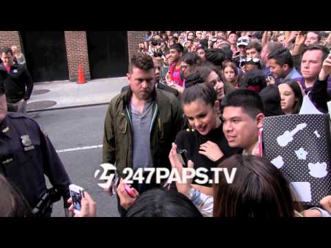 Vidéo: Selena Gomez Partage Une Photo De Famille