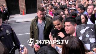 Selena Gomez Greets Hundreds Of Fans In Nyc