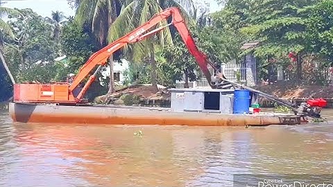 XE CUỐC MÚC ĐẤT BỜ KÈ TRÊN SÔNG cần cẩu xáng cạp xáng dây xe xúc