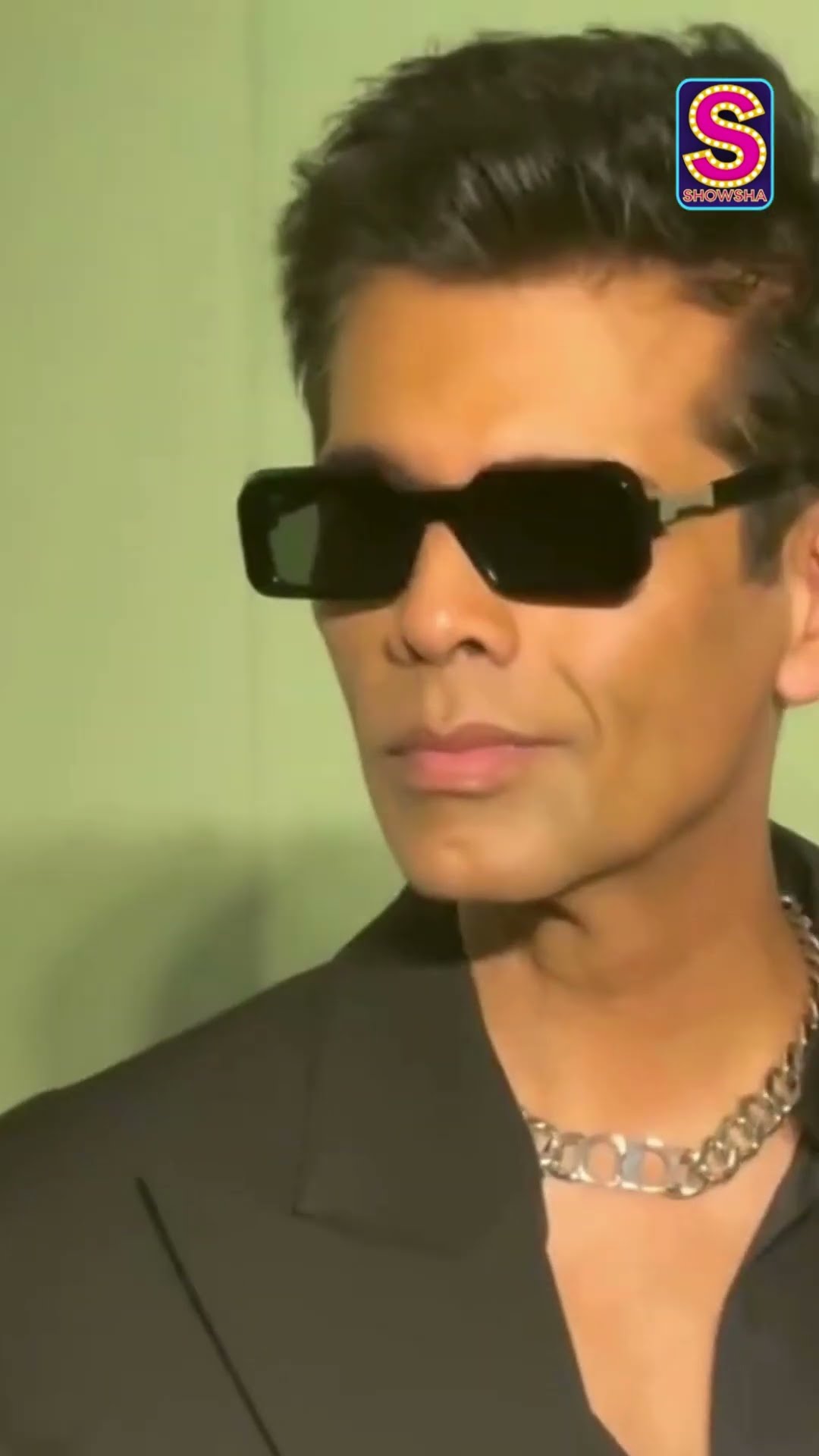 Karan Johar Makes A Dashing Appearance At  NMACC Arts Cafe | N18S #karanjohar #shorts  #viralvideo