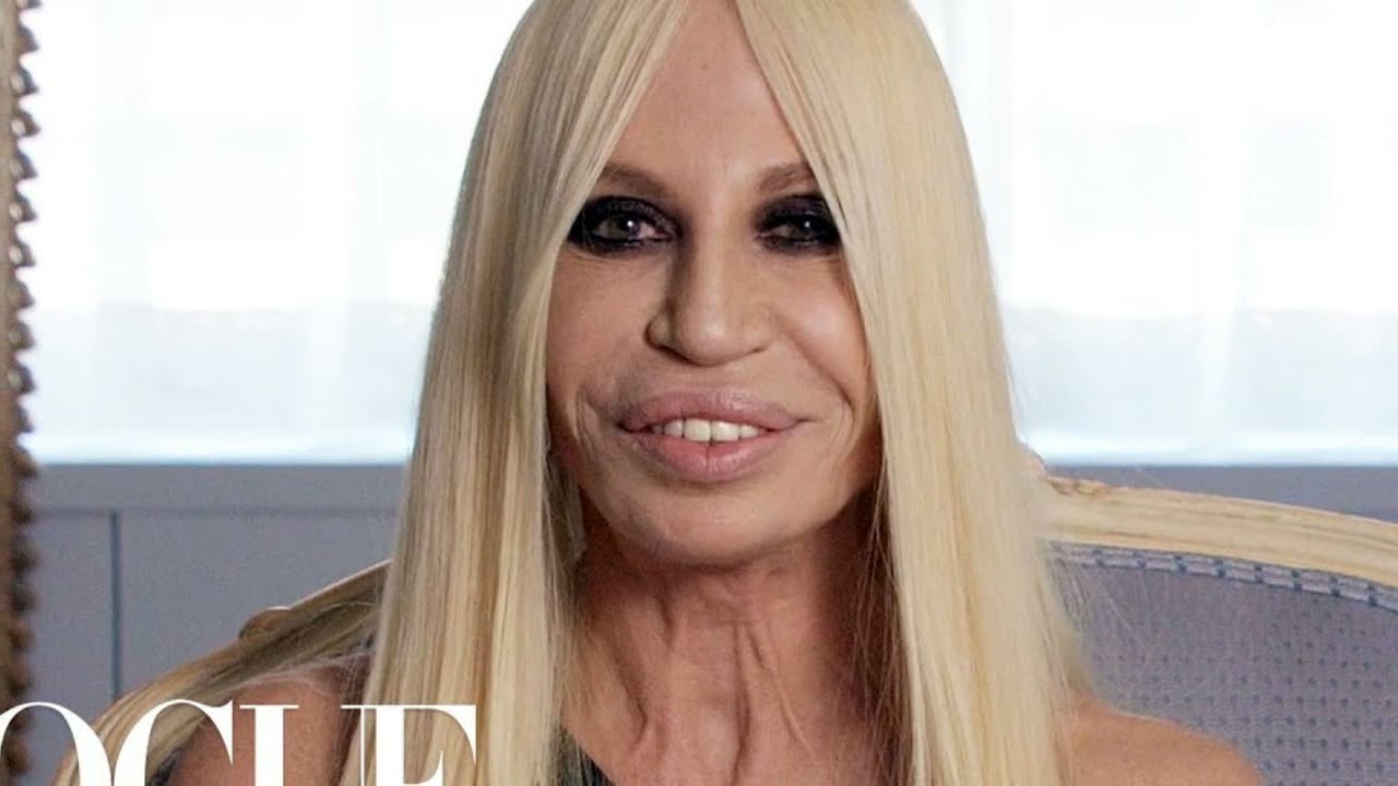 Dra. Patrícia Leite Nogueira - As três fases de Donatella Versace. As três  FASES e as três FACES. ⠀⠀⠀⠀⠀⠀⠀⠀⠀⠀ Em um 1o momento fico me perguntando como  alguém como a da 1a