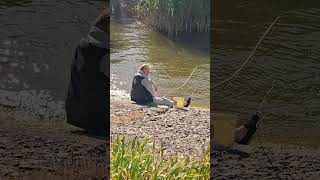 ЖЕНА НА РЫБАЛКЕ,  А Я ПУГАЮ РЫБУ 😄 #рыбалка