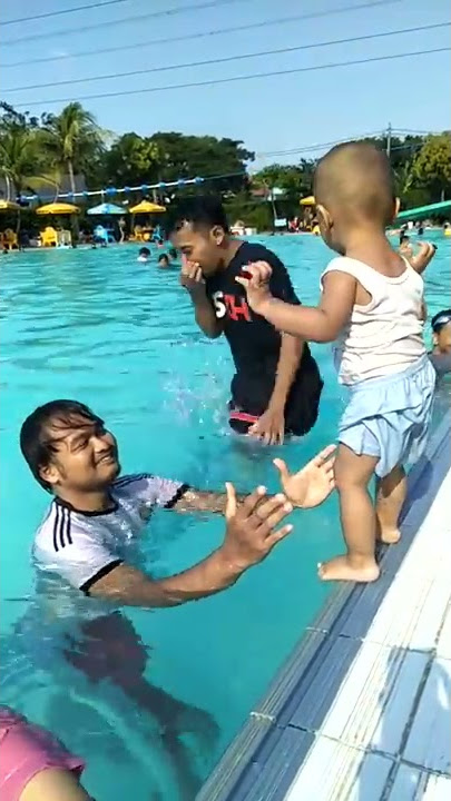 Video lucu, anak kecil loncat di kolam.