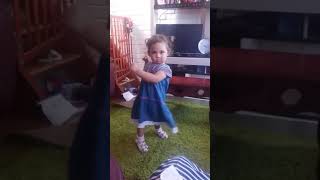 Mi pequeña bailando un mix infantil
