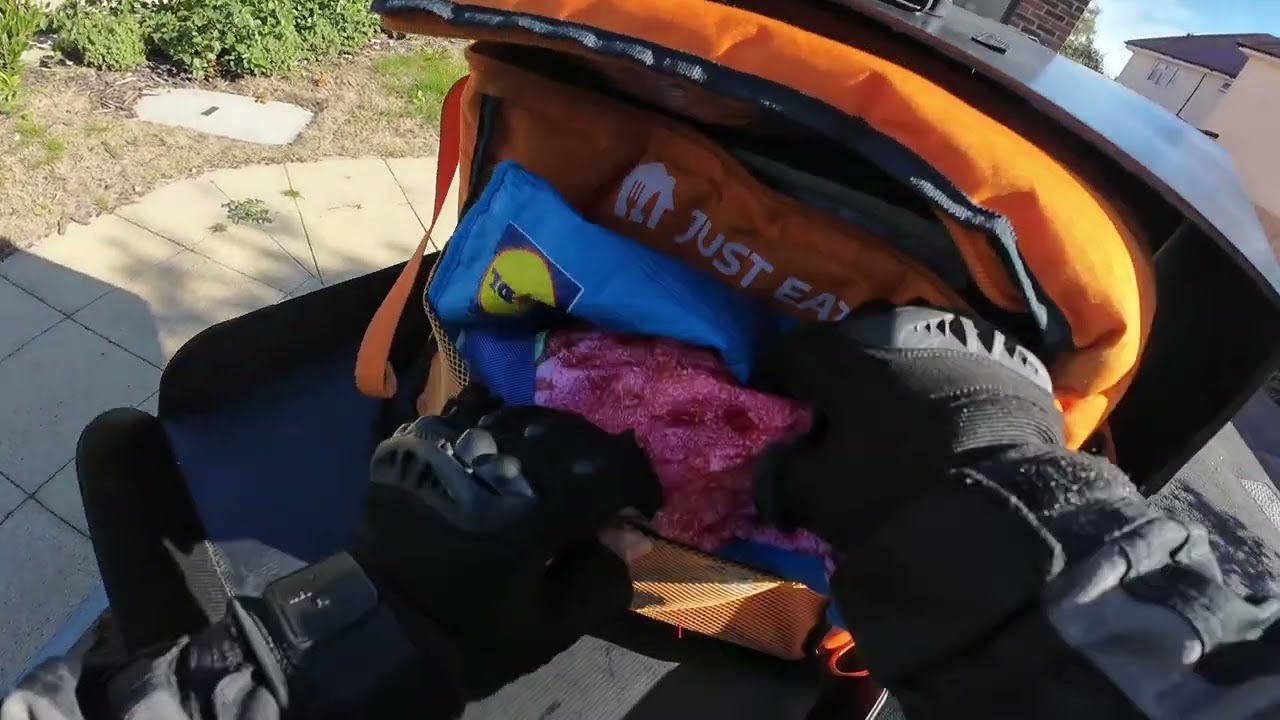 Brasileiro fazendo delivery em Londres.