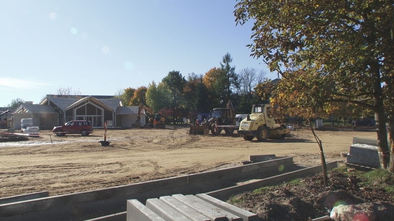 Aizputē top jauns tirgus paviljons un pilsētas centrālais laukums 22.10.2018