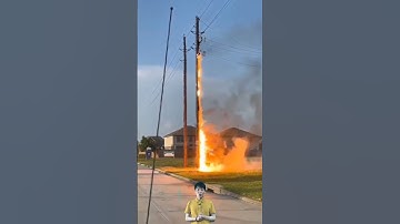 Cột điện tự nhiên bốc cháy và phóng điện lên từ mặt đất