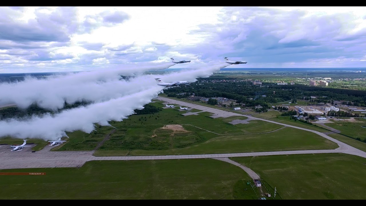 Пролет 3 х бортов ИЛ-76 с выбросом воды. Аэродром Мигалово. Тверь. ВТА.