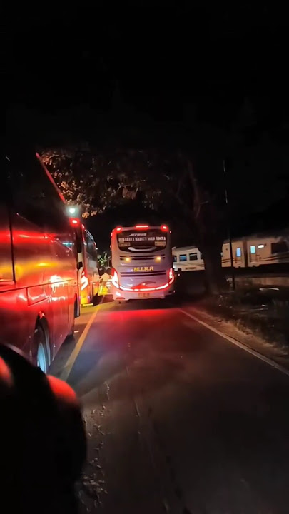 Perebutan Harga diri  Bus Sumber Selamat Vs bus MIRA #sumbergroup #sumberselamat #busmania #mira